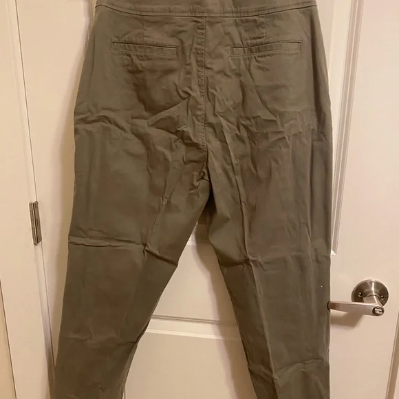 Kate Spade Ruffle Chino - Picture 3 of 3